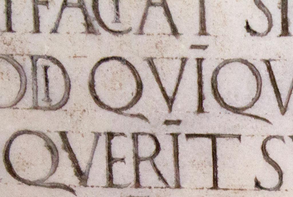 Seriffen Eit av hovudkjenneteikna til antikvaskrifta er seriffen.