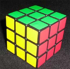 8 hjørner med 3 synlige sider og farger, og 12 midtfelt med 2 synlige sider (farger). Hvert småkubehjørne kan være på 8 forskjellige steder (8!