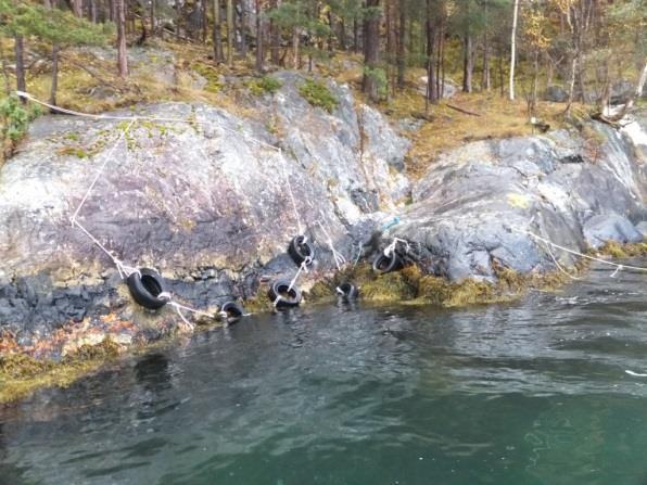 halda seg i. Då me var på plassen, vurderte me at det kan vera fare for at tau og dekk kan verta slitt laus og ført på fjorden av snø og is i vinter.