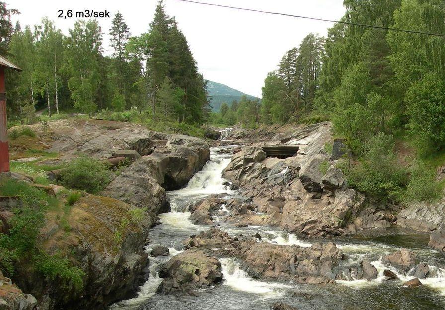 3 Bilder av vannføring (foto: Innbyggerforum) Selve Omnesfossen (Heddal mølle til v.): Vannføring 22 m3/ sek.