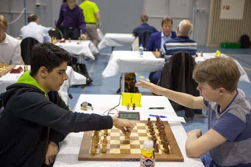 Partier fra eliteklassen Hvit: Aryan Tari Svart: Kristian Holm Spansk åpning, C63 Runde 9 41.e6 Txg4 42.Ke5 a3 43.Sc7 Lc6 44.Ta1 Tc4 45.Txa3 g4 46.e7 g3 Johan-Sebastian Christiansen 1.e4 e5 2.