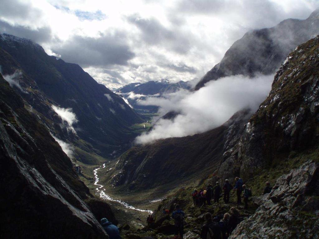 23 FJÆRLAND VEITASTROND Frå Suppehelledalen i Fjærland gjekk den ein gamal ferdsleveg gjennom Snauedalen til Veitastrond.