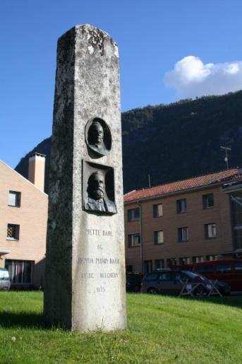 31 MINNESSTEIN ALLMENNINGEN 35 Ein anna minnestein over soldatar som deltok i svenskekrigen 1807-1814, er plassert på Almenningen i Sogndal. Med sine 8 meter er han godt synleg.