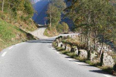 INFRASTRUKTUR Turismen har også hatt betyding for infrastrukturen i bygda. For å koma til breen måtte dei første turistane i land med robotar i Stølaholmen.