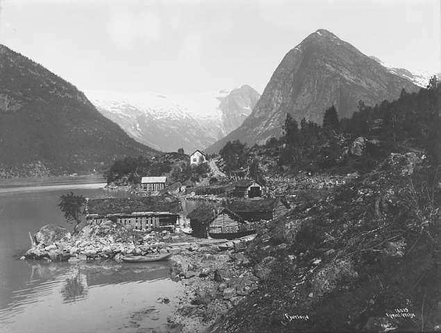 Det var ein allmenning her der dei let hestane beite medan dei var på fiske, i Mundal etc. Seletøyet la dei under ein stein som fekk namnet Salasteinen.