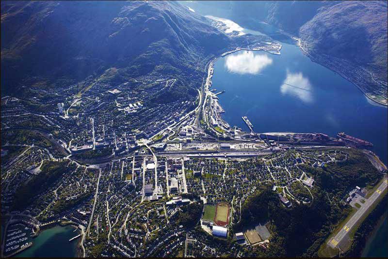 Narvik (nordsamisk: Áhkanjárga)[2] er tredje største by og kommune i Nordland og Nord-Norges syvende største by og kommune etter folketall. Tidligere var Narvik kjøpstad. Per 1.