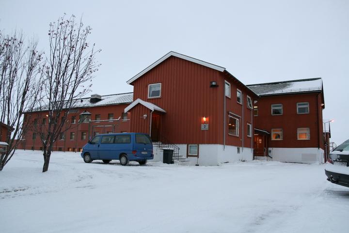 KOMPLEKS 2593 VADSØ FENGSEL Vadsø fengsel med direktørboligen i forgrunnen.