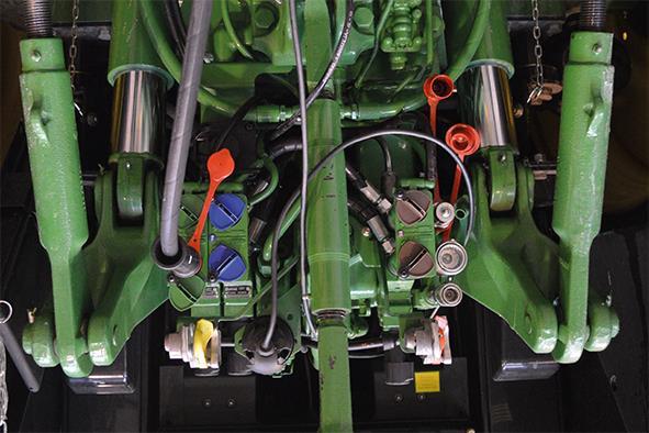 Igangsettelse 8.3 Tilkopling av hydraulikkledningene ADVARSEL! Dersom hydraulikkslangene forveksles når de koples til traktorens hydraulikk, forveksles også funksjonene.