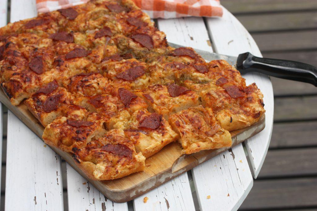 Pizzafoccacia? Det er selvfølgelig det fantastiske resultatet du får når du blander pizza med foccacia.