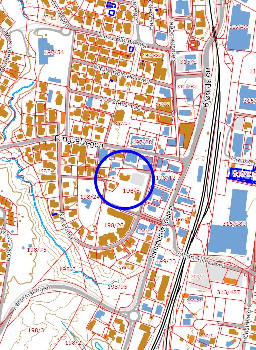 I nord grenser området til hensynssonen Heimdal sentrum. Sentrumsformål skal ha bymessig utforming av byrom og bebyggelse, og arealutnyttelsen skal være minimum 10 boliger per dekar.