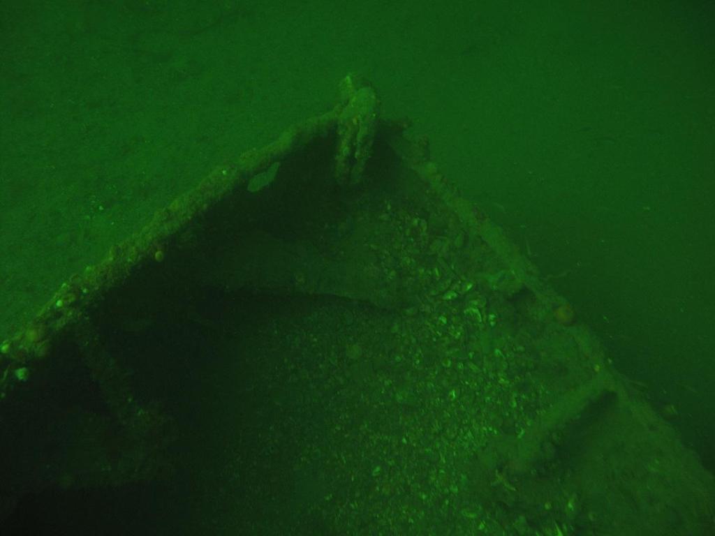 Figur 7: Stålvrak 175341 (NMM: JJ) Holtnesstøa seilskute askeladden-id 172966 Den 26. september dykket vi i Holtnesstøa utenfor Holmsbu spa. Her ble det funnet et vrak av en større seilskute.