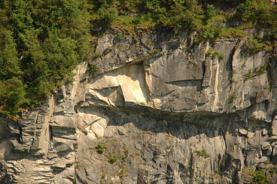 Steinskred Utløsning av stein oppstår som et resultat av geologiske prosesser som er med på å bryte ned