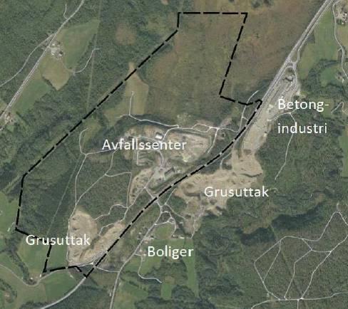 3 av 7 Stormoen avfallssenter ligger på nordvestsiden av E6, omlag 3 km sør for krysset med fylkesveg 858 til Storsteinnes.