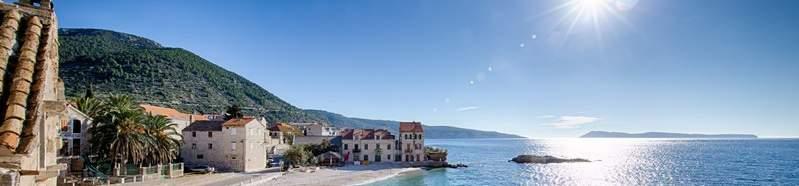 OM KOMIZA OG VIS Den kroatiske kysten er et yndet feriested for turister, men har likevel beholdt sin ro og sitt behagelige tempo.