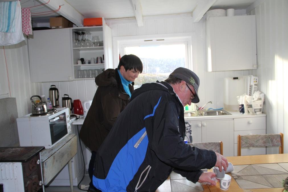 Alle gikk i land på Haugland og deltakerne fra jeger og fisk kokte kaffe til oss og ga oss en omvisning i huset.