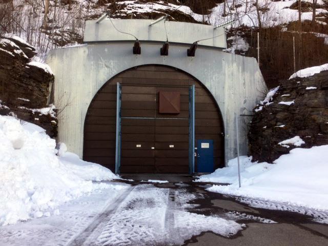 Troms Kraft Produksjon AS 12 (det nordligste) faller tunnelen i 45 helning ned mot kraftverket ved dalbunnen. Deler av trykksjakten er pansret med innstøpte stålrør.
