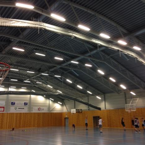 Dagens tverrgående basketball-baner i hallen har for kort avstand fra kurv til vegg og utgjør en sikkerhetsrisiko ved spill i høyt tempo.