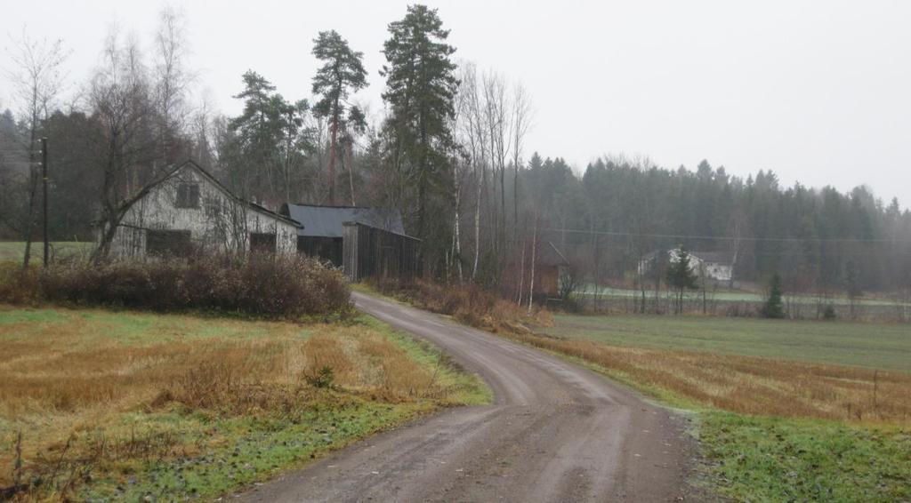 GAMLE HUS DA OG NÅ, 2. OMVERV Bolighuset ligger i jordbruksområde i Botne, men skal ikke ha vært brukt i forbindelse med gårdsbruk.