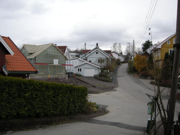 opp gamle hus (foto til venstre).
