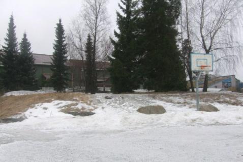 I tillegg plasseres et basket stativ med 3 utløp og 1 stk bordtennisbord. Betyr at adkomstvei svinges for å gi plass og markeres med granittblokker.