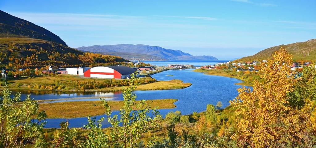 Anadrom fisk går opp i begge disse vannene. I samme punkt der Neverfjordelva møter Kvalsundelva (ved Korselvbrua), får Kvalsundelva hoved-tilløp fra Korselva.