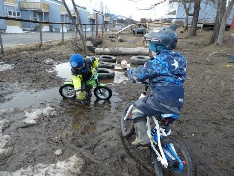 Leire og gjørme trekker også ungene ut.. De samler det i bøtter og lager mat, slim, lava o.s.v. Når de leker med gjørma sitter de gjerne midt oppi, kaster det litt rundt seg og gjør seg skikkelig grisete.