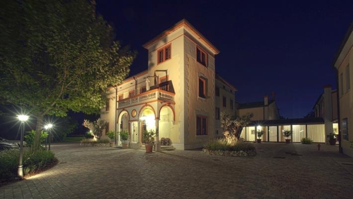 Hotel Villa Dei Tigli Tilbring sommerferien i Lombardia og utforsk den flotte middelalder og kunstbyen, Mantua, eller dra på utflukt til, en av de mest populære turistområdene i regionen.
