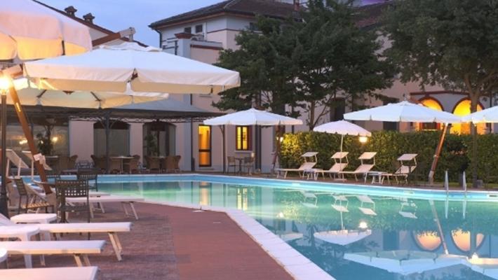 Nyt de varme sommermånedene ved hotellets utendørs svømmebasseng