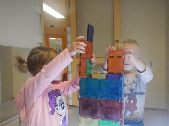 Vi ser at ungene stadig finner nye måter å bruke byggematerialene på. Magnetplatene er spesielt populære.