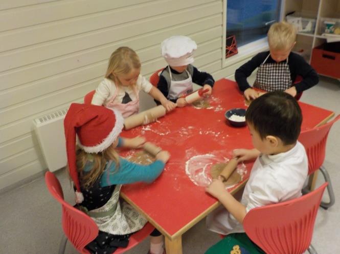 Når gavene etter hvert ble pakket inn, bestemte de hvem som skulle ha gavene de hadde lagd. Vi spilte julemusikk og både stemningen og arbeidslysten var på topp!