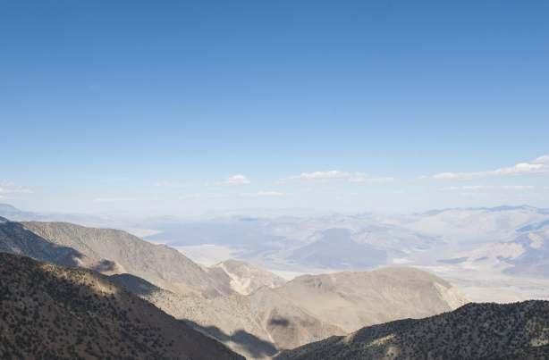 MONITOR - SAFE & SMART! I 2000 befant to gode venner seg i fjellmassivet Monitor Range i Nevada i USA, på en av sine mange vandringsreiser.