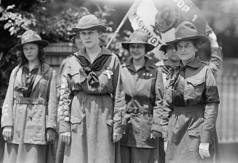 Juliette Low: Hun som fikk jentespeiding til USA Juliette Low (til høyre) sammen med amerikanske jentespeidere. Juliette Gordon Low stiftet jentespeidingen i USA i mars 1912.