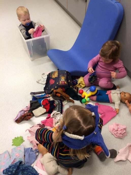 Her har vi tømt alle dukkeklærne på golvet.