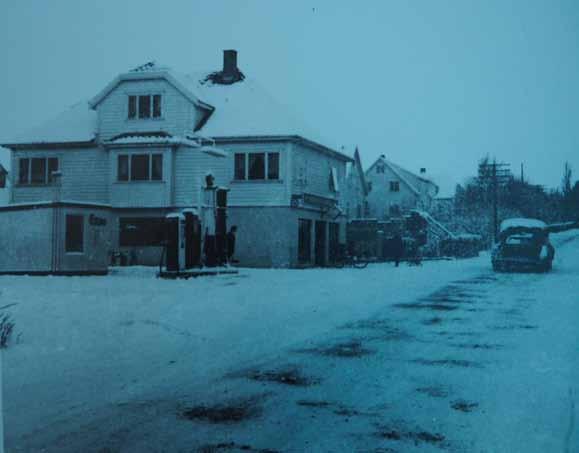 Til venstre på bildet bygges nå Hundvågparken. Det nederste bildet er tatt januar 1959. Her ser vi Hundvåg bakeri med bensinstasjon.