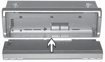 Påmontere betjeningsdel 1 Skyv betjeningsdelen rett inn i holdeinnretningen til apparatet. 2 Lukk betjeningsdelen.