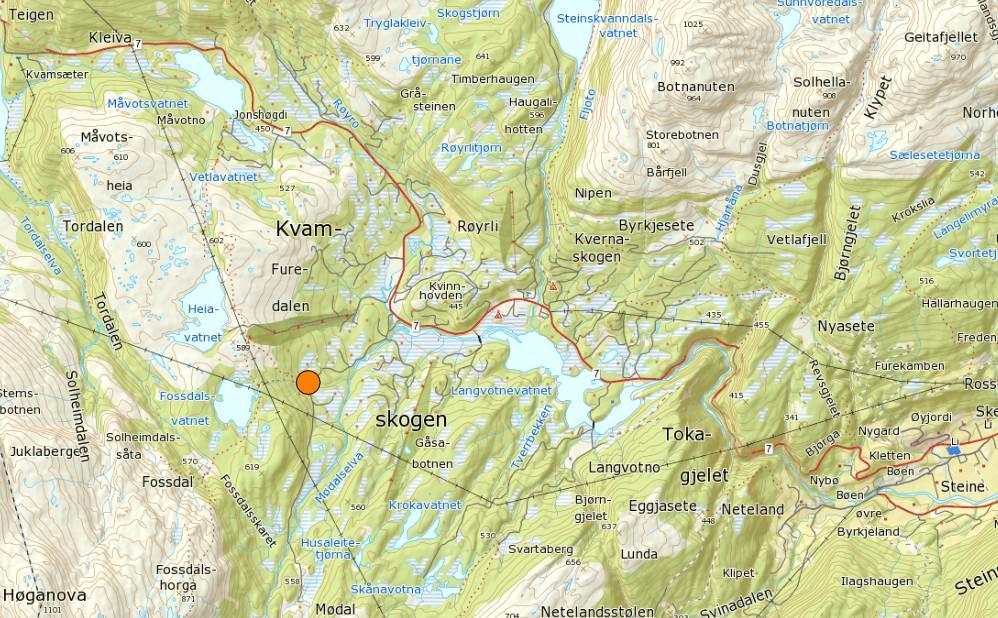 KVAMSKOGEN VASSVERK Kvamskogen vassverk ligger ved bekken fra Fossdalsvatnet i en sidegrein til Mødalselva, som renner til Longvotni på Kvamskogen, oppe i Steinsdalsvassdraget.