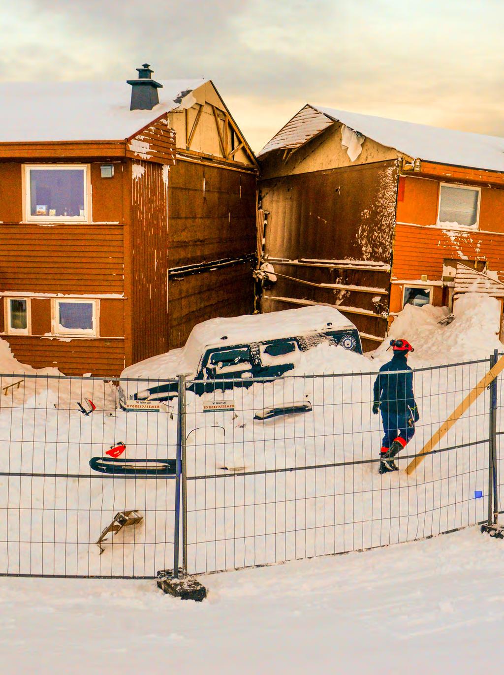 Dramatisk i Longyearbyen Tirsdag 21. februar 2017 gikk det et snøskred i Lia over Longyearbyen. Skredet gikk fra toppen av fjellet Sukkertoppen, og det totalskadet ett hus med tre boenheter.