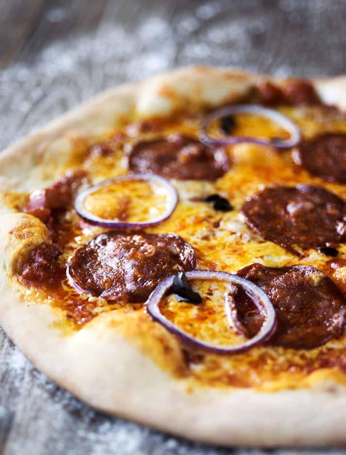 På Jæderkjøkkenet lekes det med gode smaker. Pizza med Jæder Chorizo Jæder Chorizo Løk, i ringer Sorte oliven, kuttet i biter Revet pizzaost eller pizza mozzarella Ønsket pizzabunn Pizzasaus 1stk.