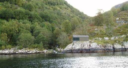 Nedover frå kryssing med den kommunale vegen må det stykkevis sprengast rørgrøft. Kraftstasjonen er tenkt plassert på vestsida av elveosen, ca. 20 meter ovanfor utløpet i fjorden og ca.