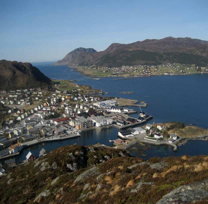 fiskarbyen Fosnavåg Utviklinga av Fosnavåg har skjedd med utgangspunkt i fiskerinæringa.