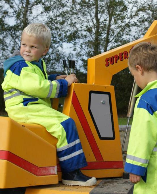 former. En annen lek som også styrker barns språk er bokstavlek, rim og regler. Rolleleken står i en egen særstilling fordi det er en lek som er helt avhengig av språket.