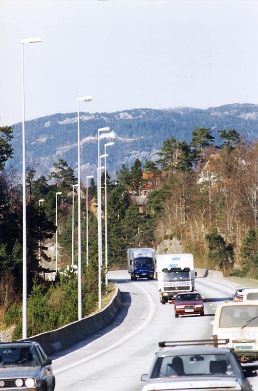 Belysning på en side av vegen ved innfartsårer Sjølinjen Motorvei i Bergen Avstand, innbyrdes: 20m Bruksområde: