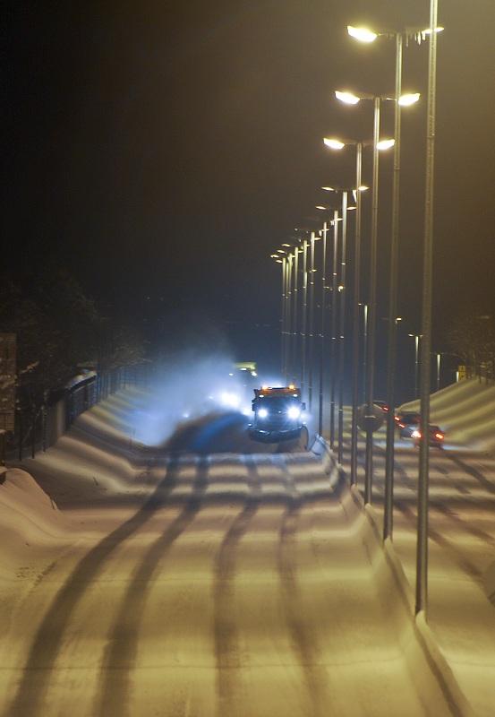 viser belysning på begge sider av vegen Foto: Knut Opeide Toarmet belysning i senter av veg.