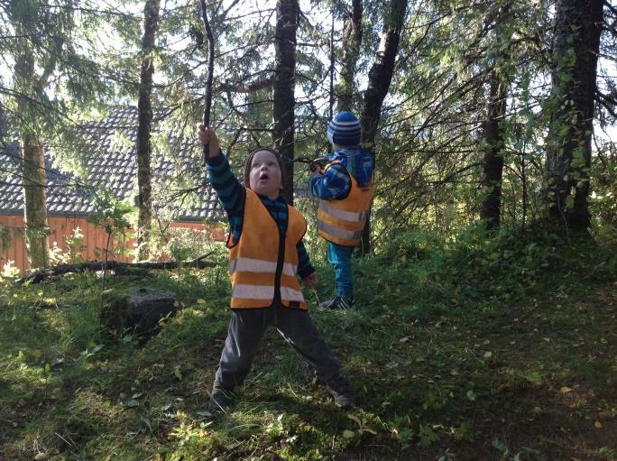 Eventyreran har blant annet vært på bringebærtur og på en tur til lekeplassen. På lekeplassen er det en stor «klatrekule» som begeistret ungene veldig.