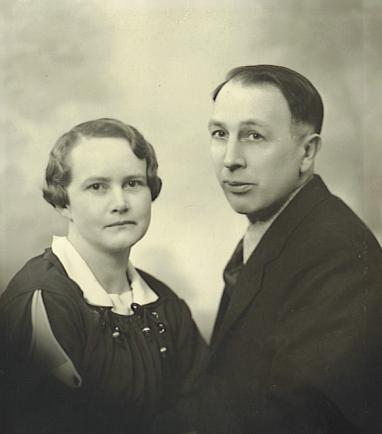 Olena Isakson født 14.08.1907 i Rothsay, Minnesota og kom til Opheim sammen med sine foreldre i 1913. Hun giftet seg med Clifford ( Cliff ) Ubers 03.10.1925 i First Lutheran Church i Glasgow.