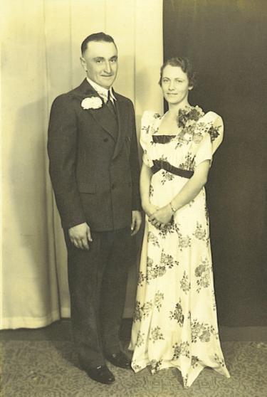 Othilda ("Tillie") Isakson født 19.10.1911 i Rothsay, Minnesota og som som sine søsken over flyttet hun til Opheim i 1913, bare 1 ½ år gammel. Hun giftet seg med Paul Stellflug 10.11.1937 i Fort Peck, Montana.