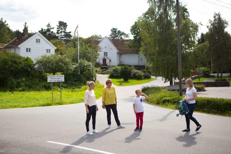 mudderbunn her. Samtidig ble da Kvannes en øy. Flere steder ved Kjerkekilen er det kirkebrygger, hvor folk la til med båt når de skulle til gudstjeneste.