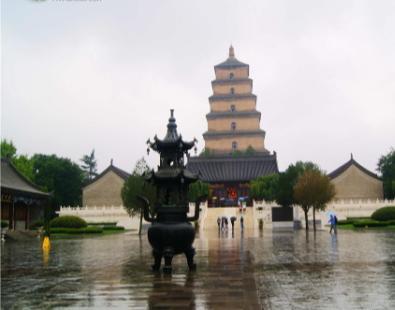 Denne 64,5 meter høye pagoden står i dag på UNESCOs liste av verdens kulturarv. Deretter kjører vi ut av sentrum og besøker den verdensberømte Terrakotta-hæren fra Qin-dynastiet (221-207 f.kr.