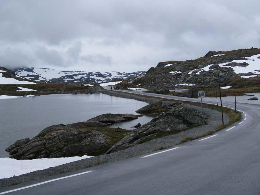 SOGNEFJELLSHYTTA 5 (10) 3. DAGENS SITUASJON Turistanlegget består i dag av to bygninger, den opprinnelige turisthytta og et relativt nytt bygg med overnattingsrom i to etasjer.