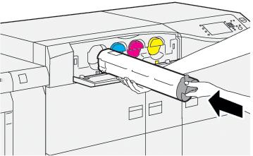 Vedlikeholde maskinen 7. Hold den nye fargepulverkassetten vannrett mot trykkpressen og skyv den forsiktig inn til den stopper. 8. Lukk fargepulverdekslet.